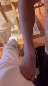 骚货吃饭的时候勾引我